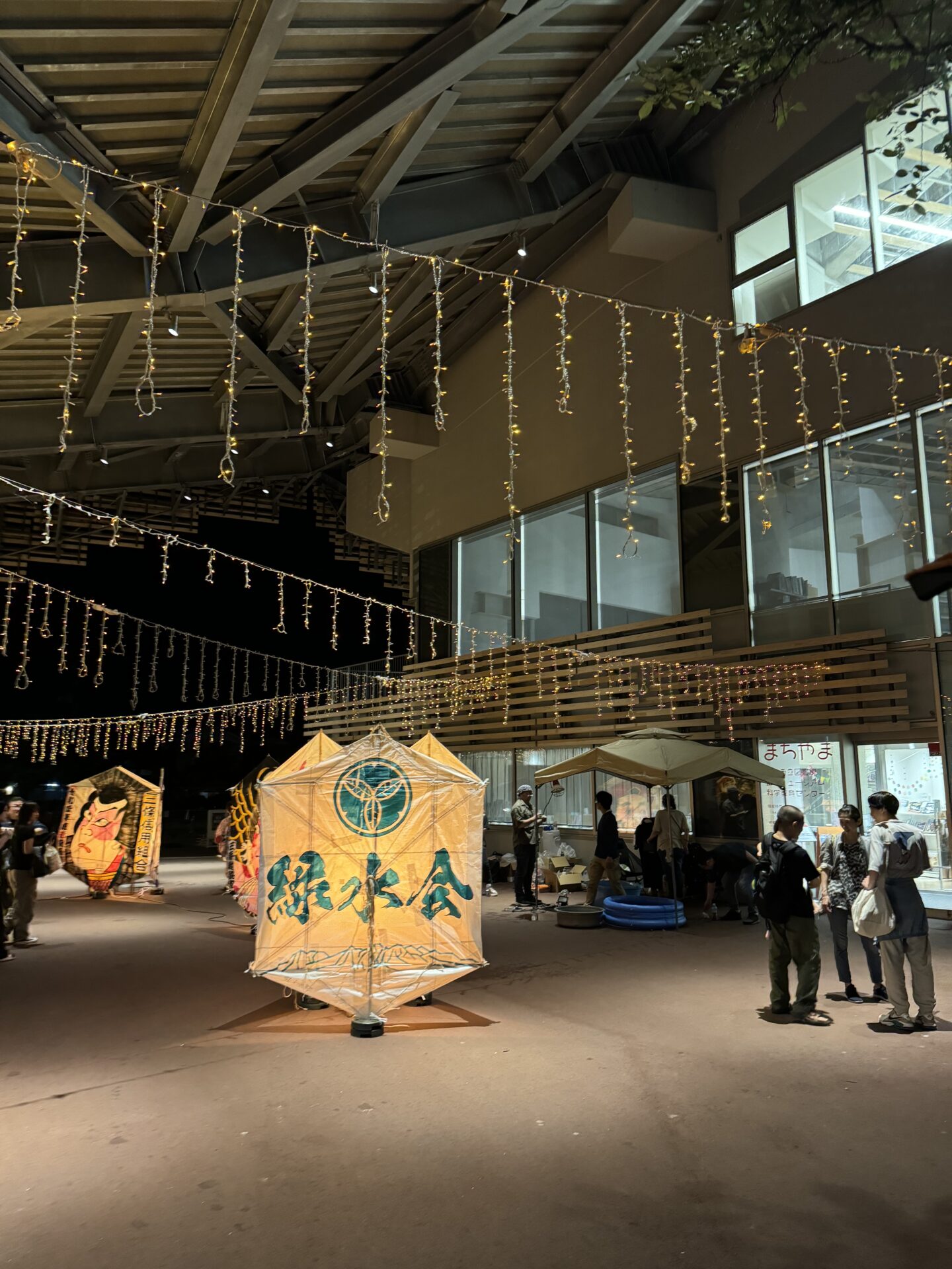 【三条支部青年部　活動報告】三条市の図書館等複合施設「まちやま」にイルミネーションを設置しました！